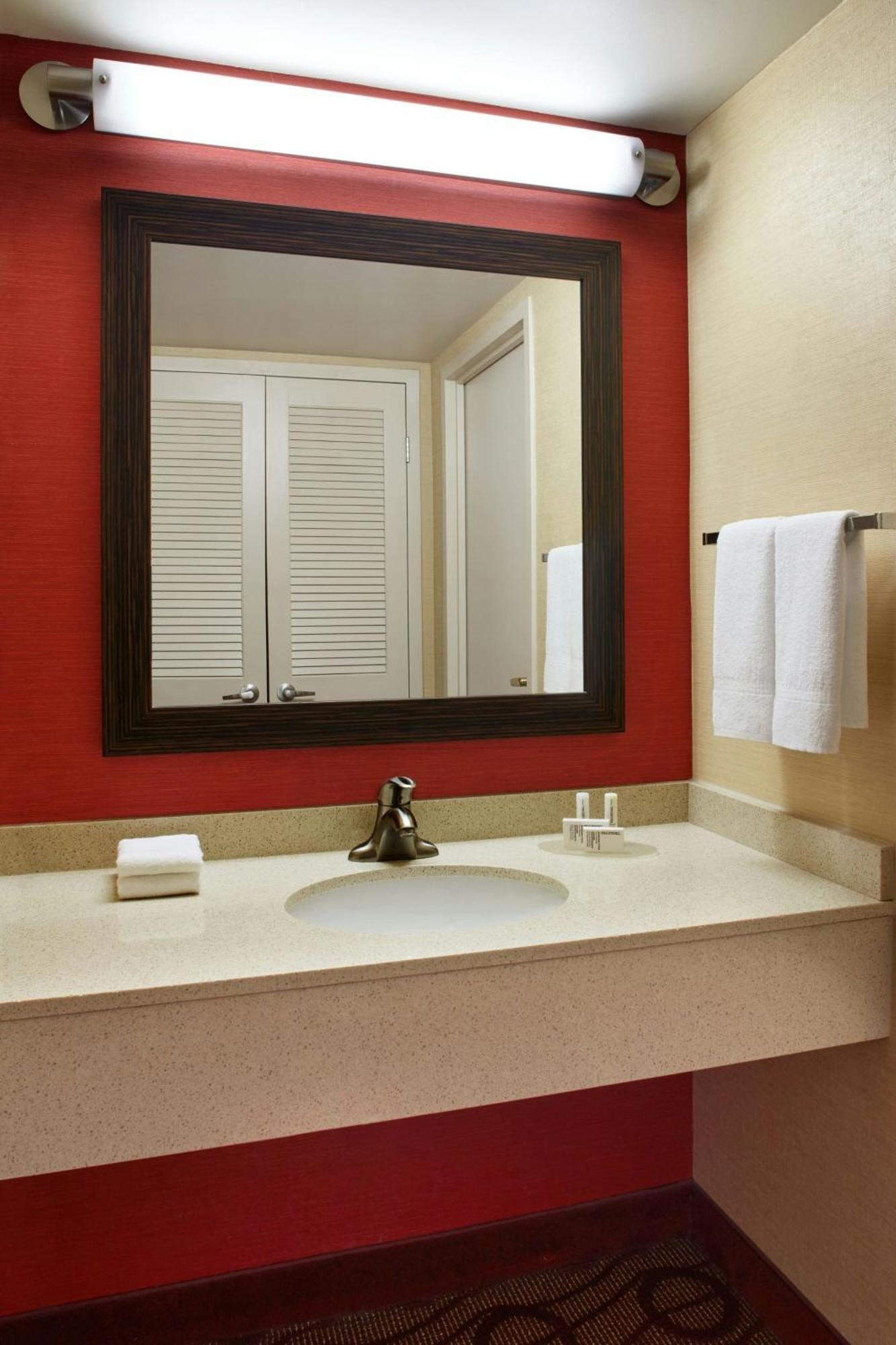 Courtyard By Marriott Hotel